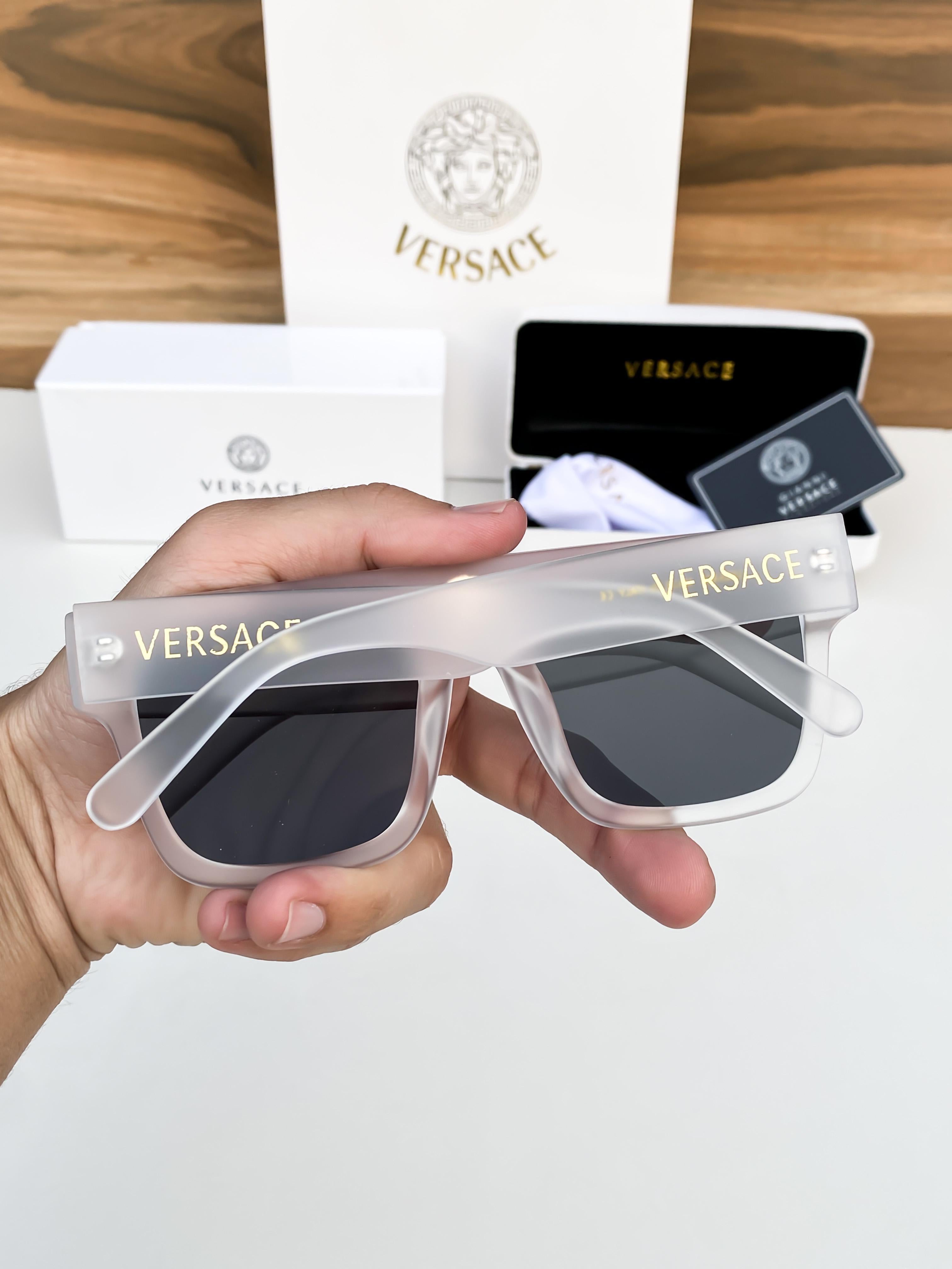 VER_sace white black 0898